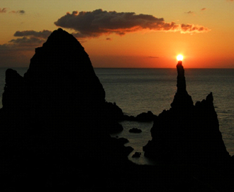 「国賀海岸 観音岩」にかかる夕陽